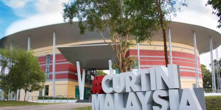 Scenery of the campus library with the Curtin Malaysia 3D hashtag sign
